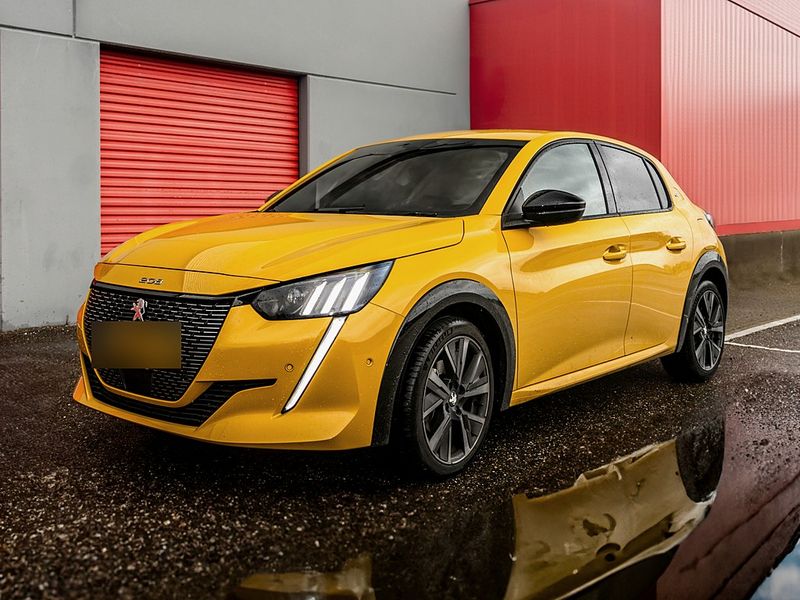 Gul Peugeot 208, beskåret til formatet 1:1
