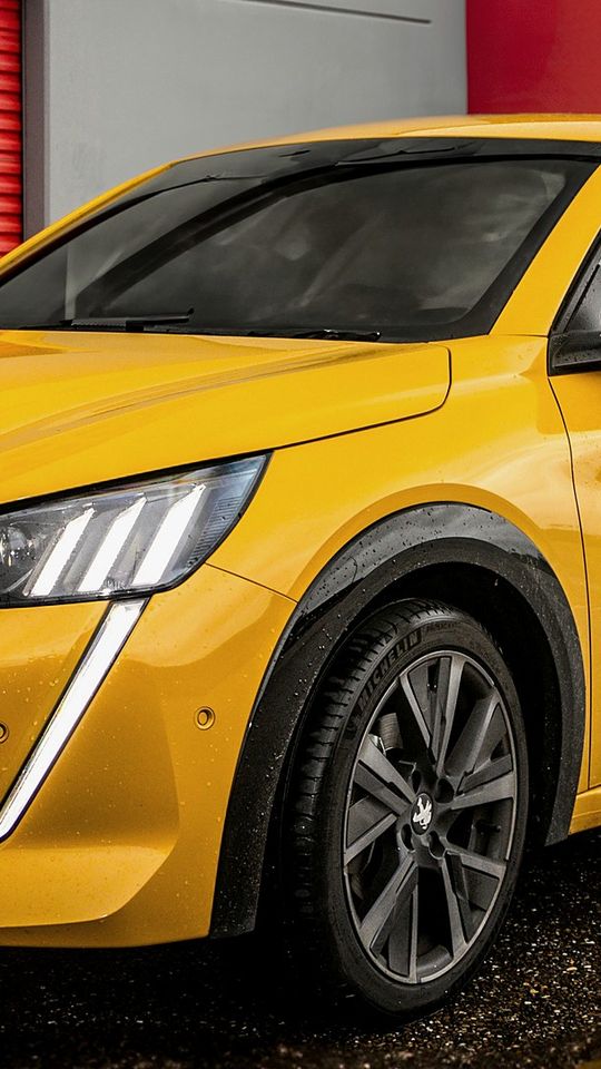 Gul Peugeot 208, forlygte og forhjul, beskåret til formatet 4:5
